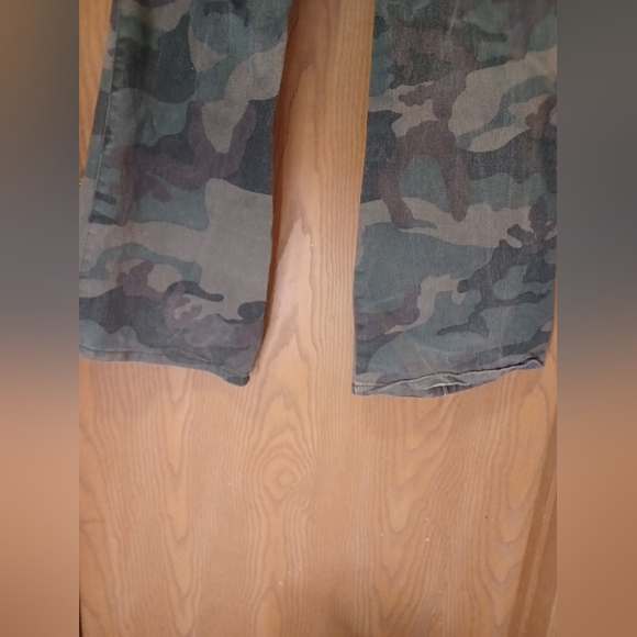 EUC green camo print bootcut leg jeans size 10 - Picture 9 of 13